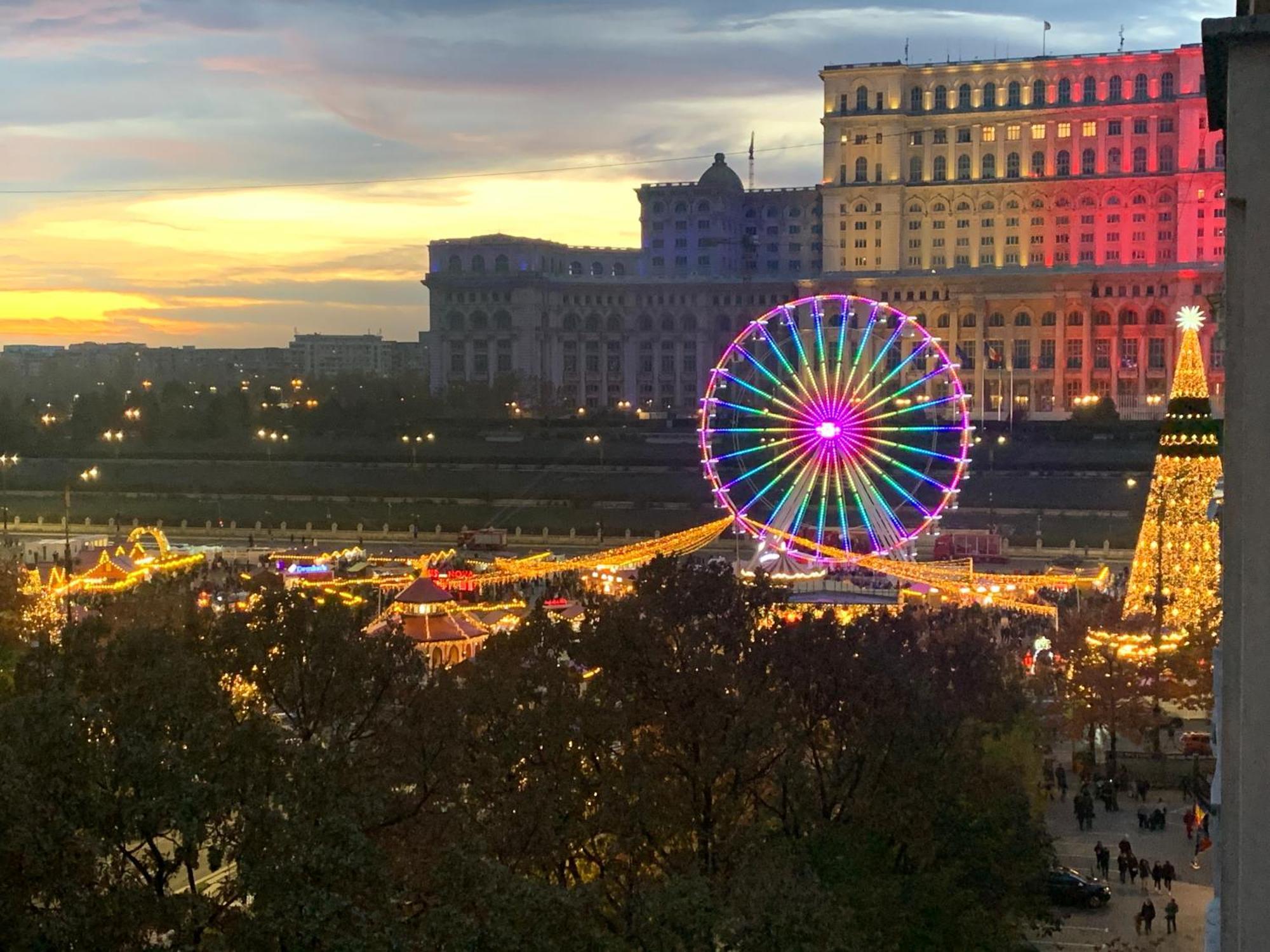 Chic Apartment Piata Constitutiei - View From The Balcony To The Palace Of Parliament Bucarest Esterno foto